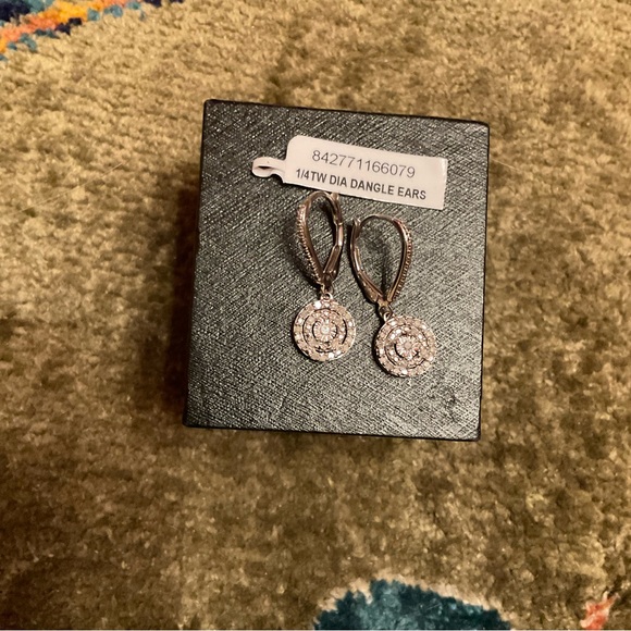 Macy’s Earrings - Picture 4 of 4